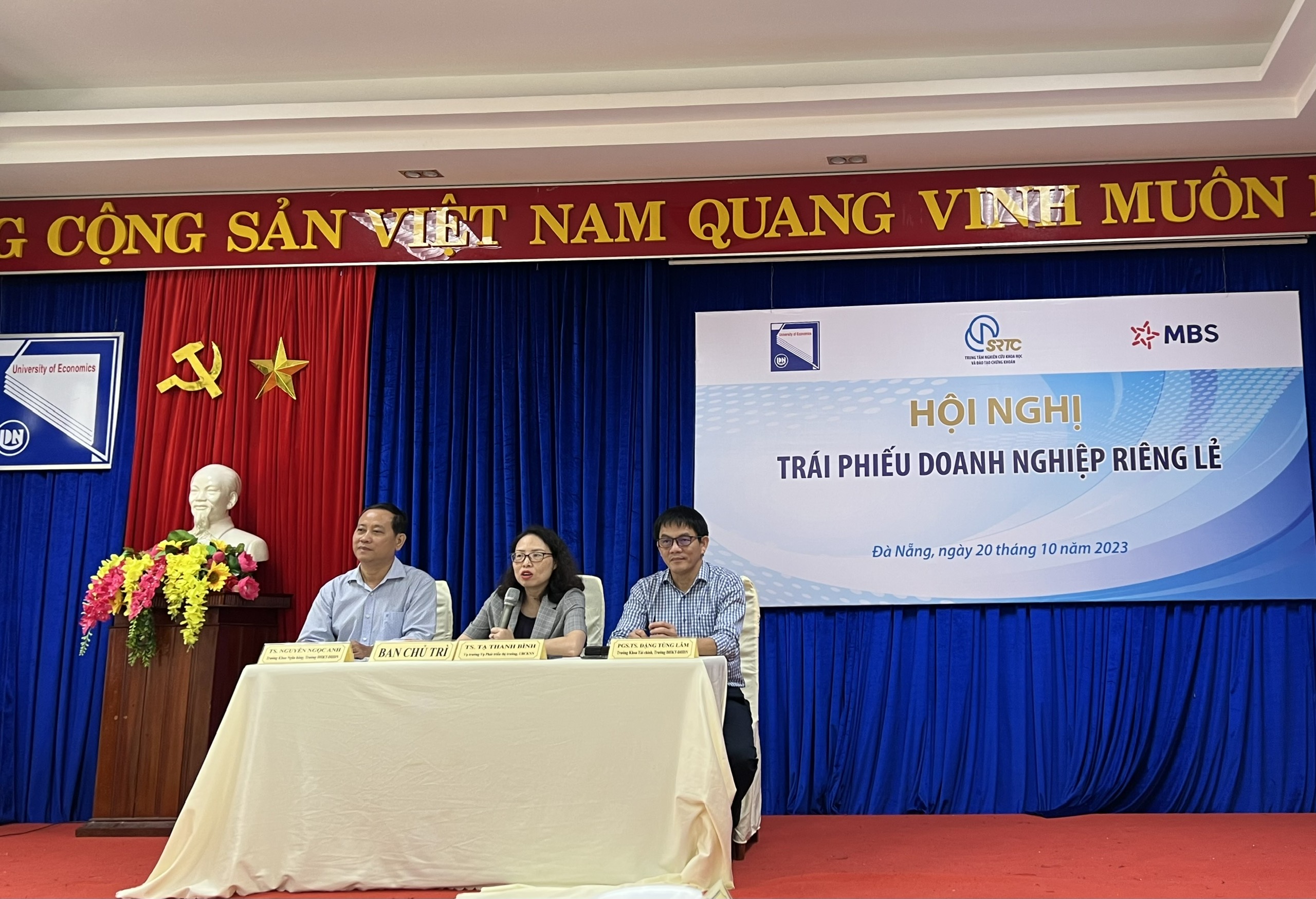 Các khách mời trao đổi trong phần tọa đàm, thảo luận